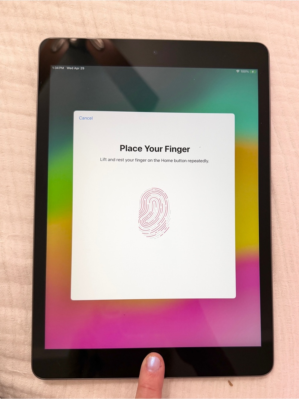 Apple iPad 9th Gen 64 GB in Space Gray WiFi - Picture 9 of 17